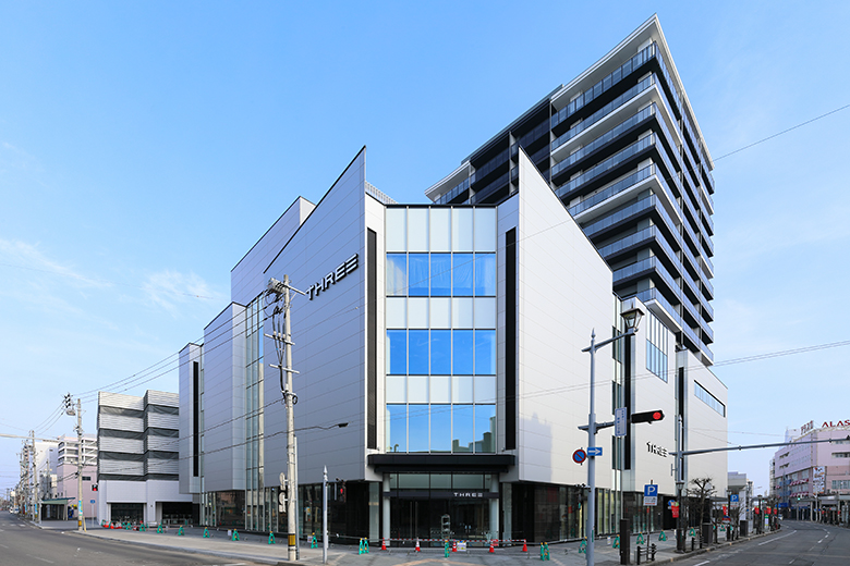 青森市新町一丁目地区優良建築物等整備事業「THREE」